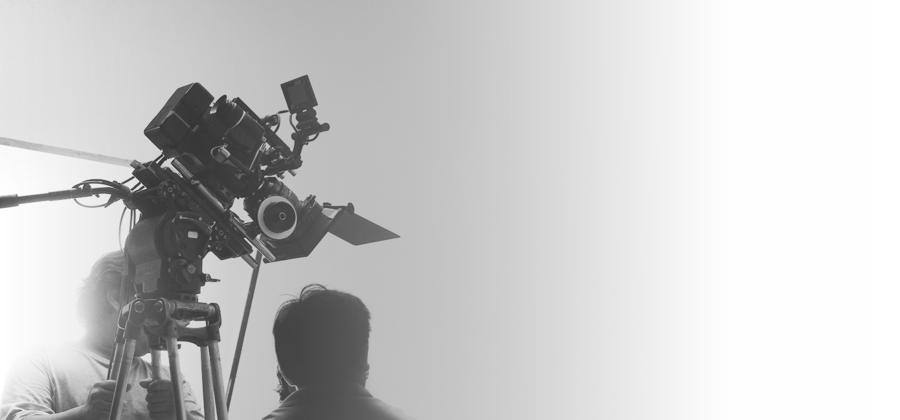 ビデオ撮影をする二人の男性